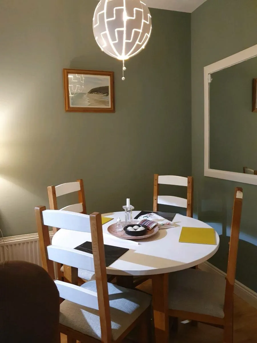 Table and 4 chairs - Image 1