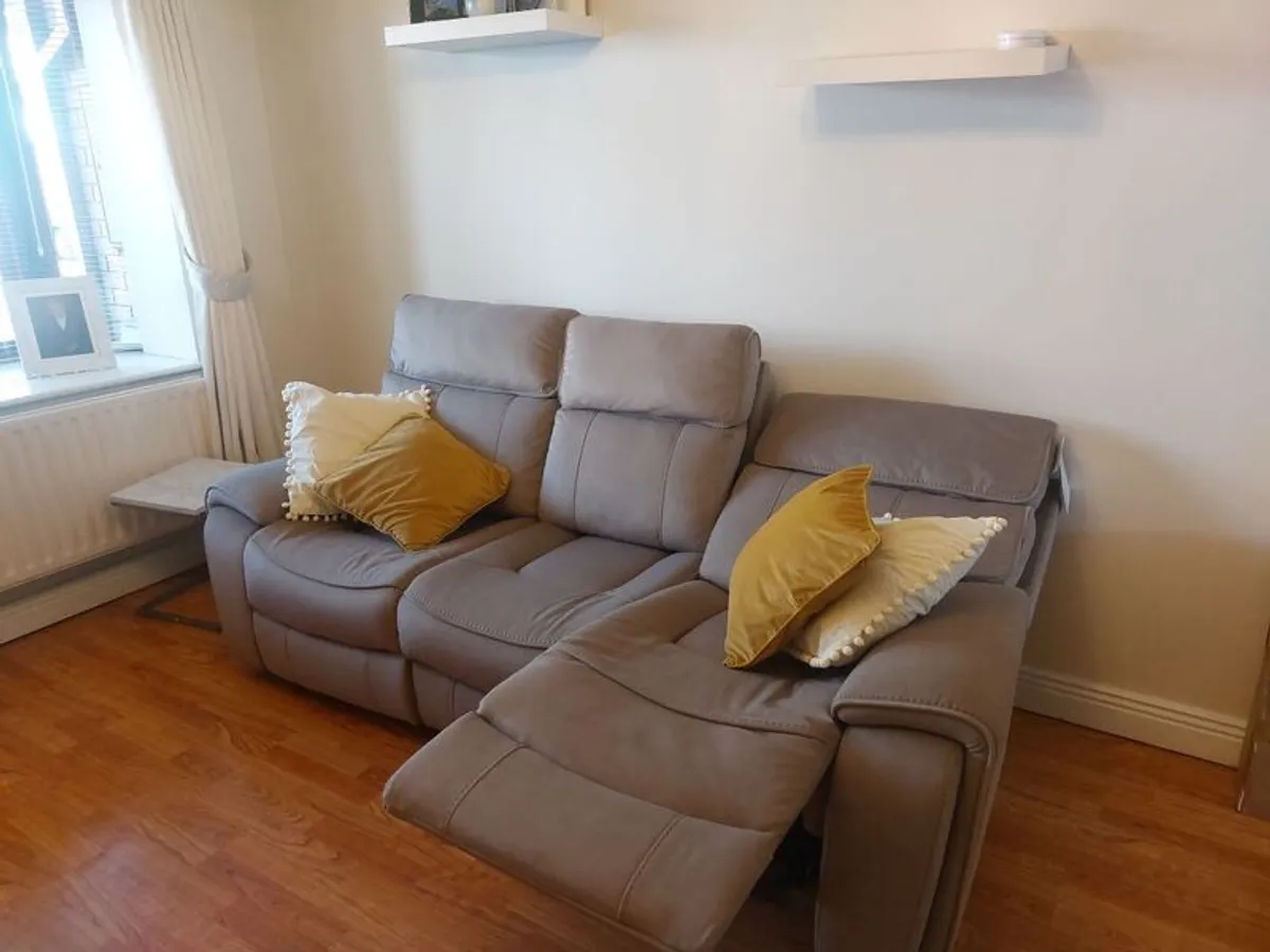 NEW electric reclining couch - Image 4