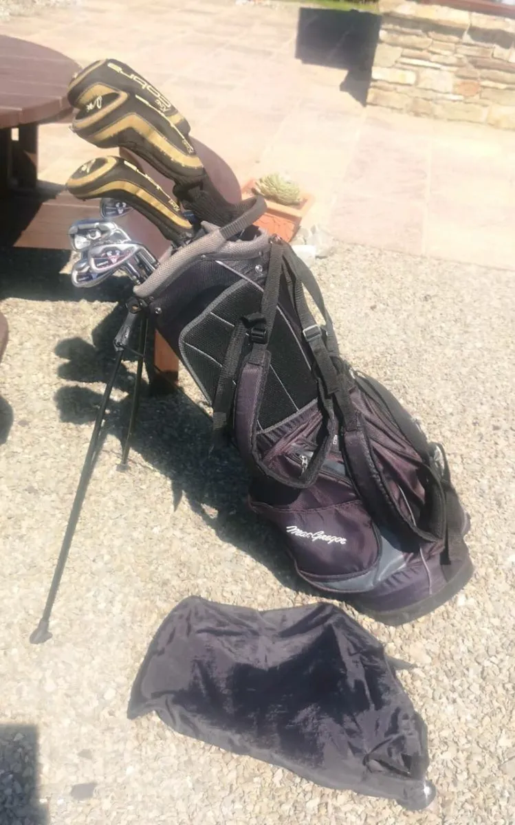 Gents Set, bag, 3 x woods, 7 x irons and a putter - Image 1