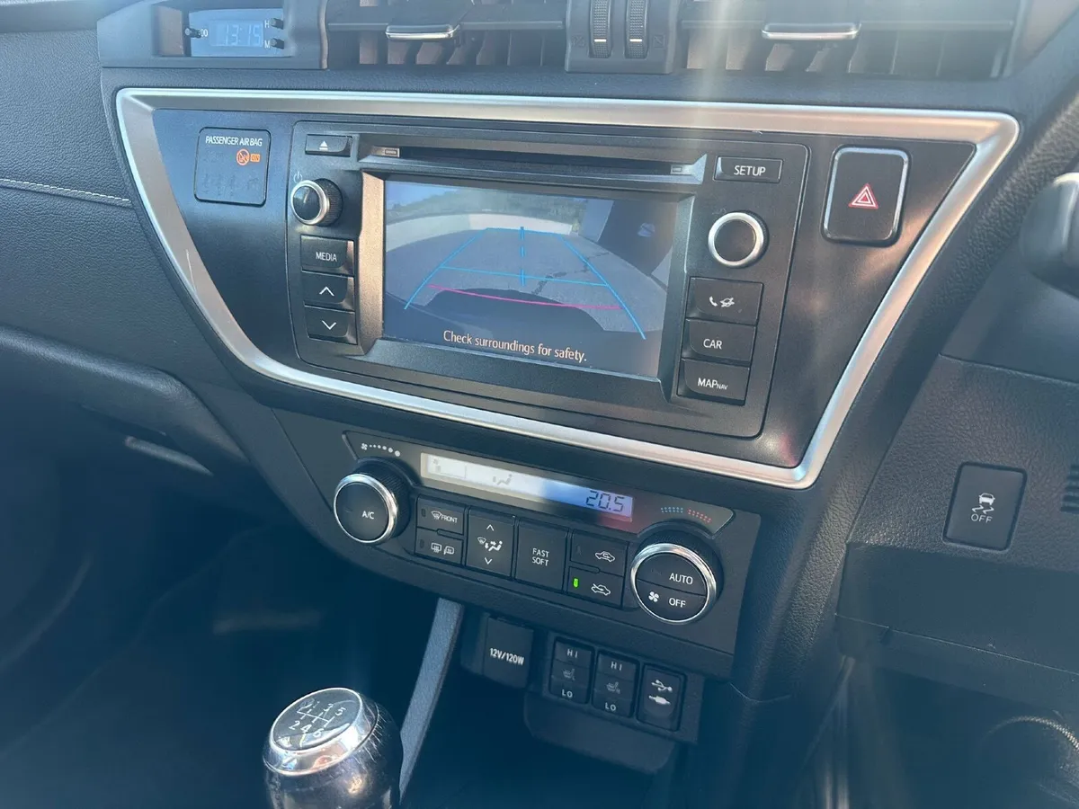 Toyota Auris 2014 - Image 2