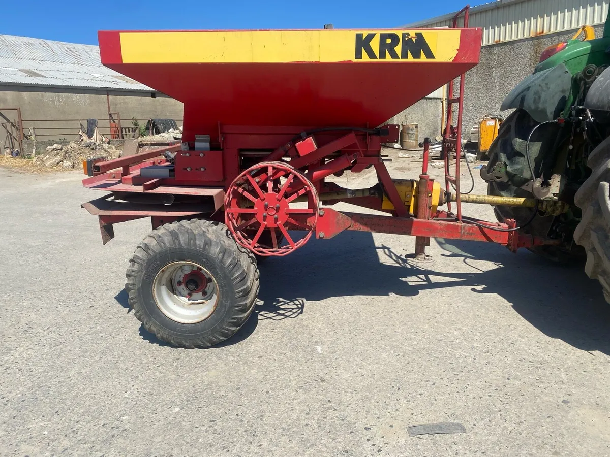 Lime and fertiliser spreader - Image 1