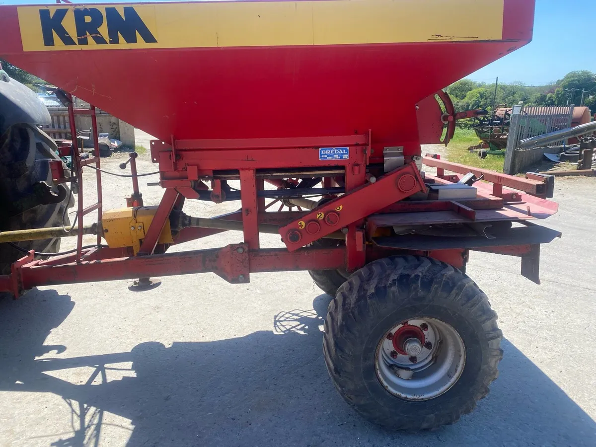 Lime and fertiliser spreader - Image 2