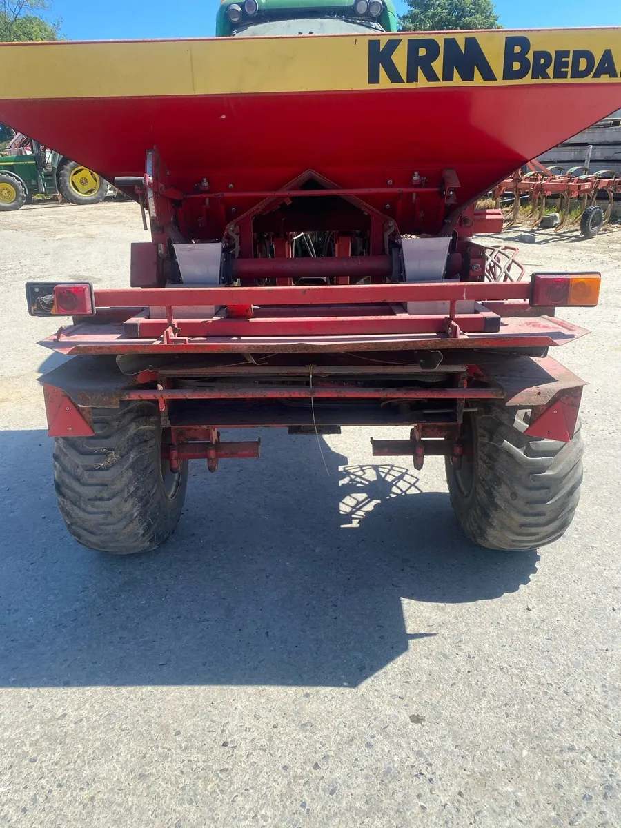 Lime and fertiliser spreader - Image 3