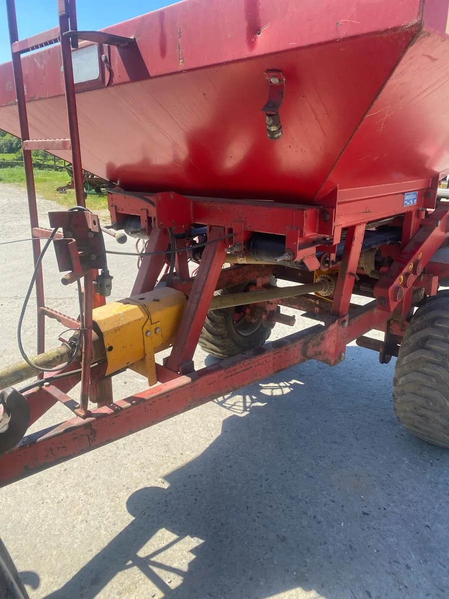 Lime and fertiliser spreader - Image 4