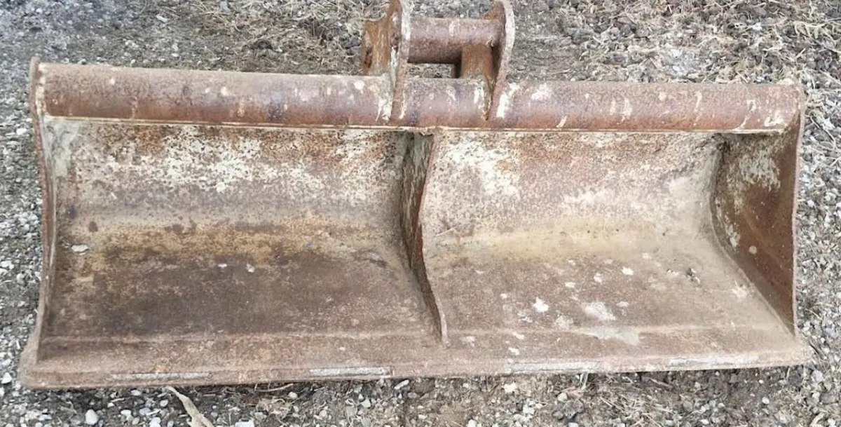 4 ft bucket  2 road plates - Image 1