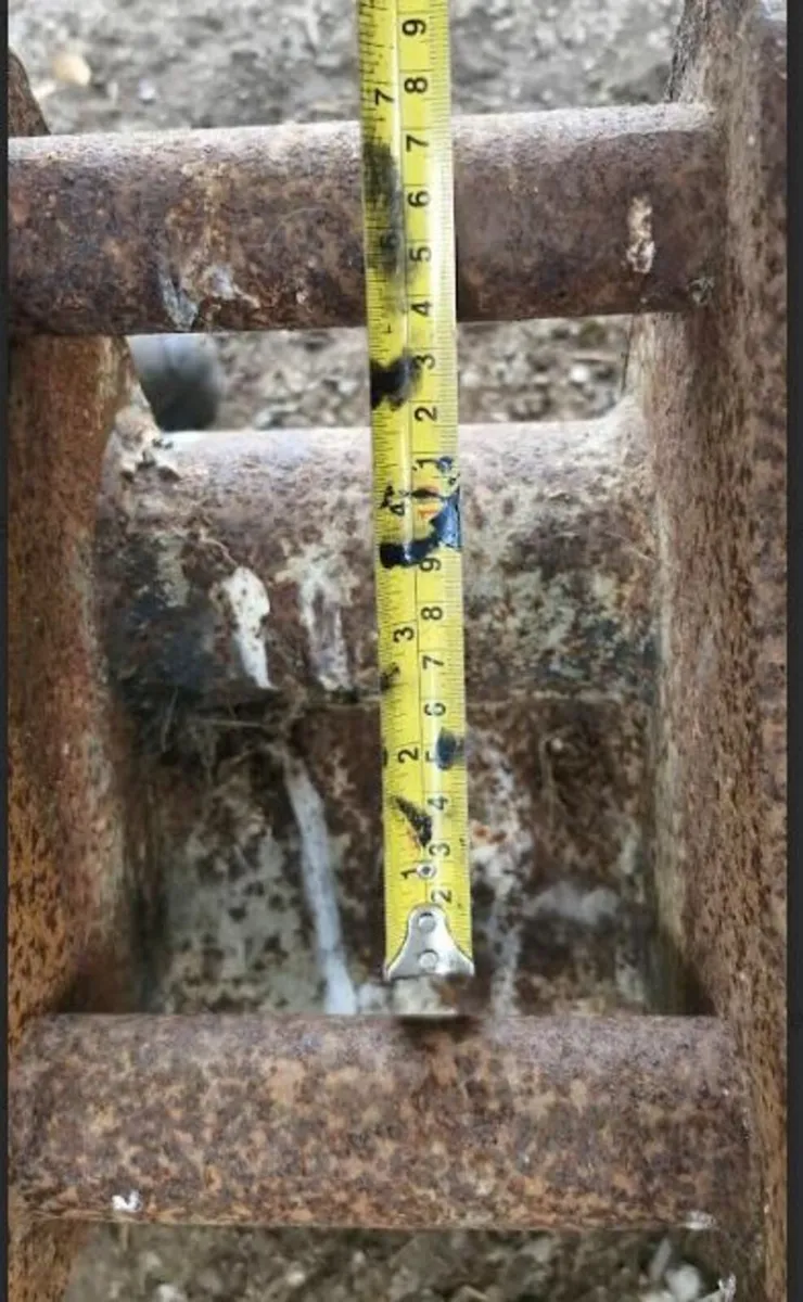 4 ft bucket  2 road plates - Image 2