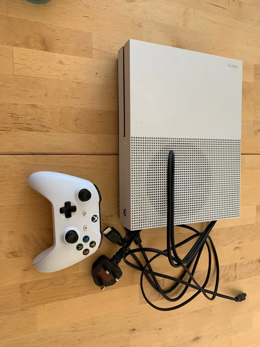 Xbox one 1tb with controller - Image 1