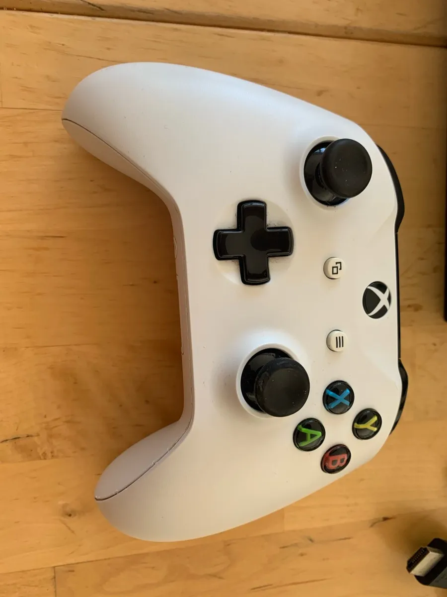 Xbox one 1tb with controller - Image 2