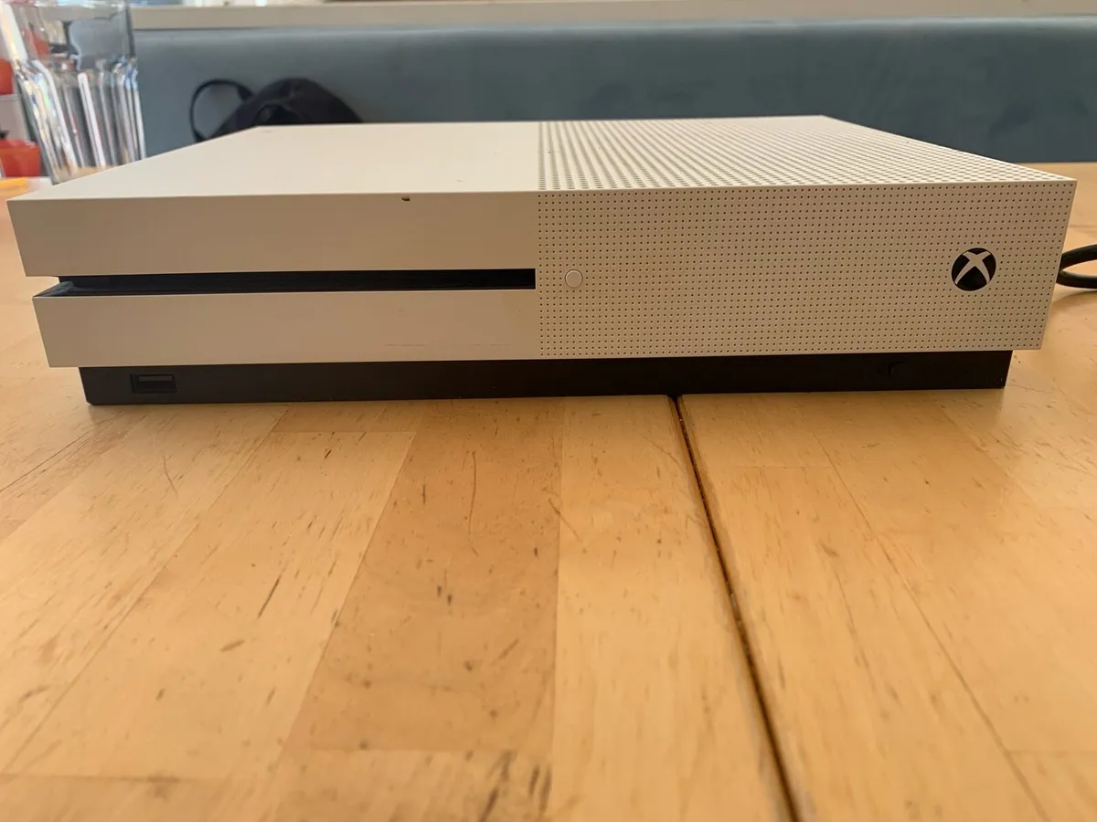 Xbox one 1tb with controller - Image 3