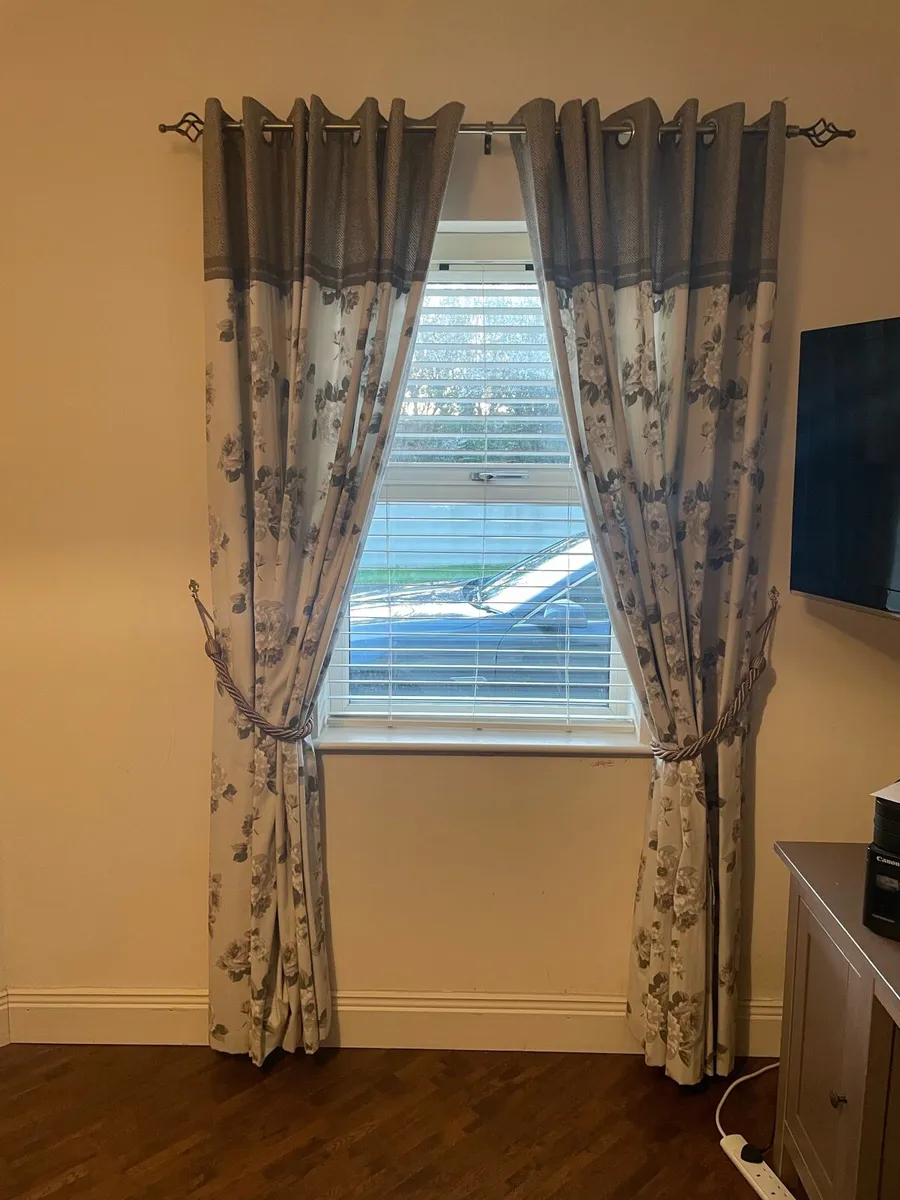 Curtains - Image 2