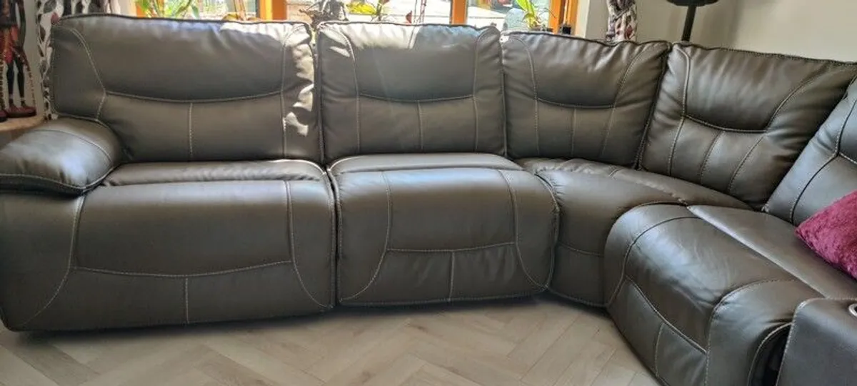 leather 5 seater couch with 2 recliners and usb ports - Image 1