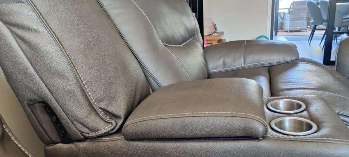 leather 5 seater couch with 2 recliners and usb ports - Image 3