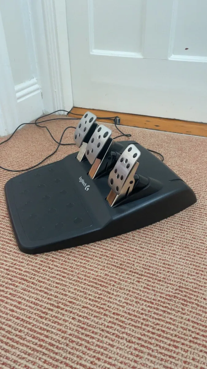 LOGITECH driving force G920 wheel, pedals, gears - Image 1