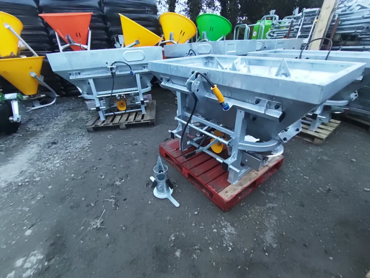TOLMET  FERTILSER SPREADER - Image 4