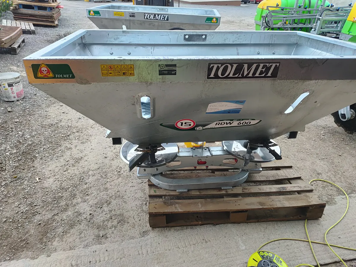 TOLMET  FERTILSER SPREADER - Image 2