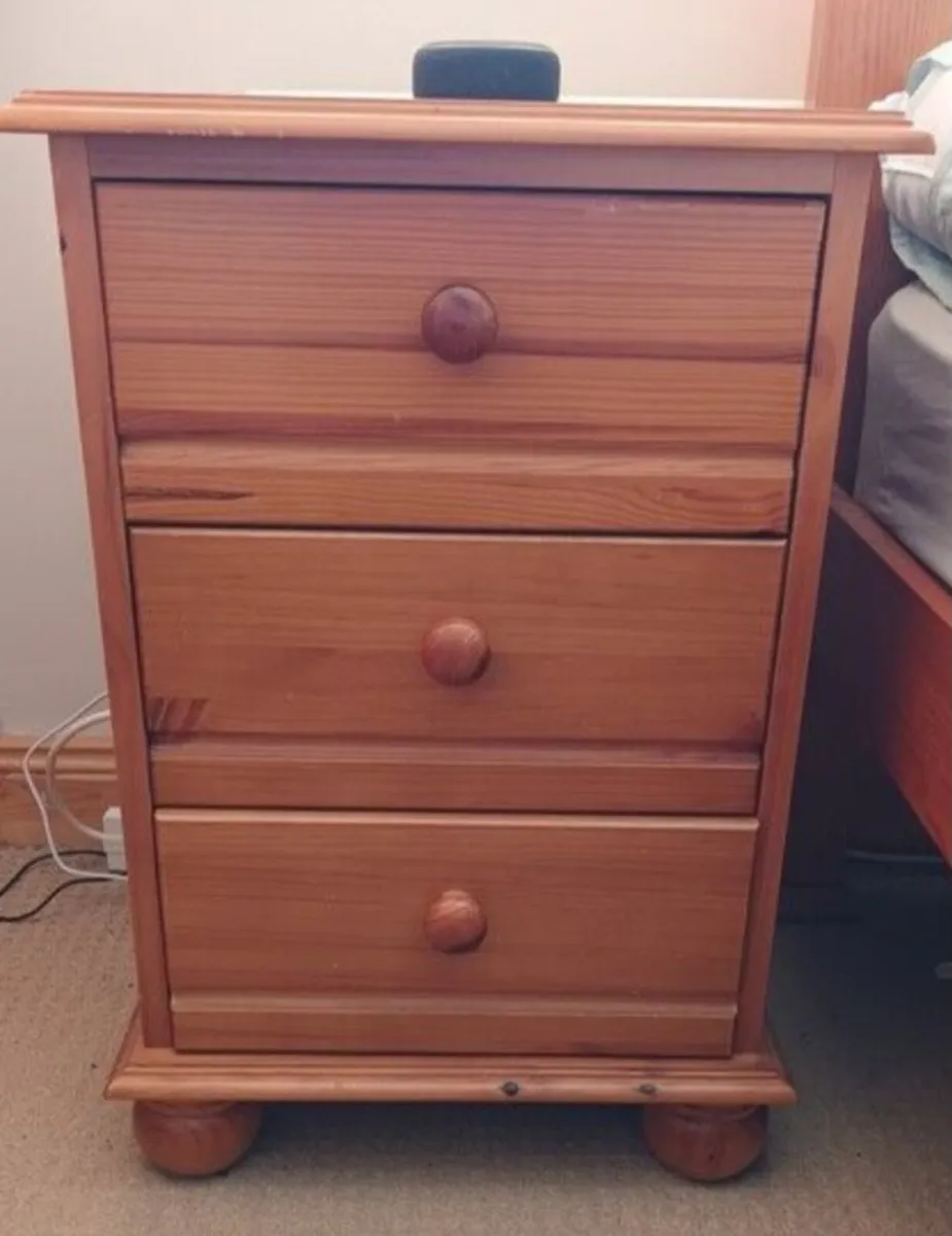 Bedside Lockers x 4 - Image 1
