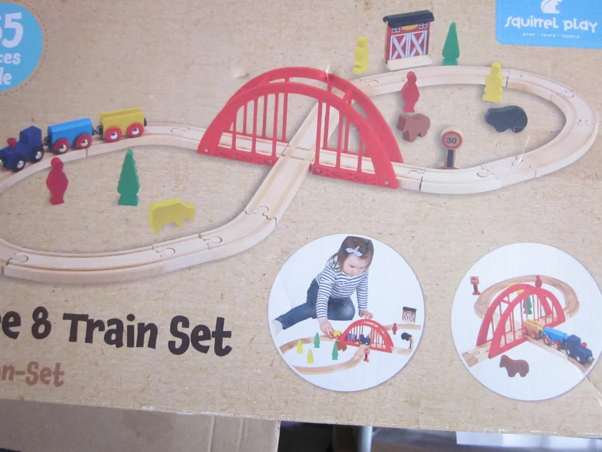 Squirrel Play Figure 8 Wooden Train Set - Image 3