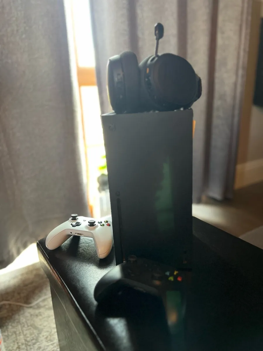 XBOX Series X 1TB immaculate - Image 1