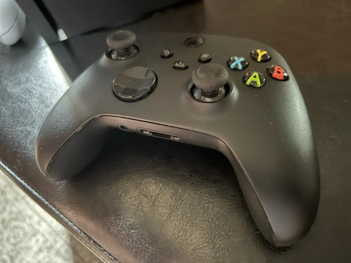 XBOX Series X 1TB immaculate - Image 2