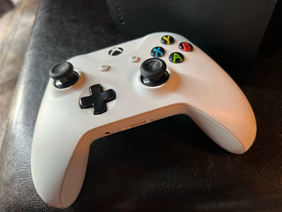 XBOX Series X 1TB immaculate - Image 3