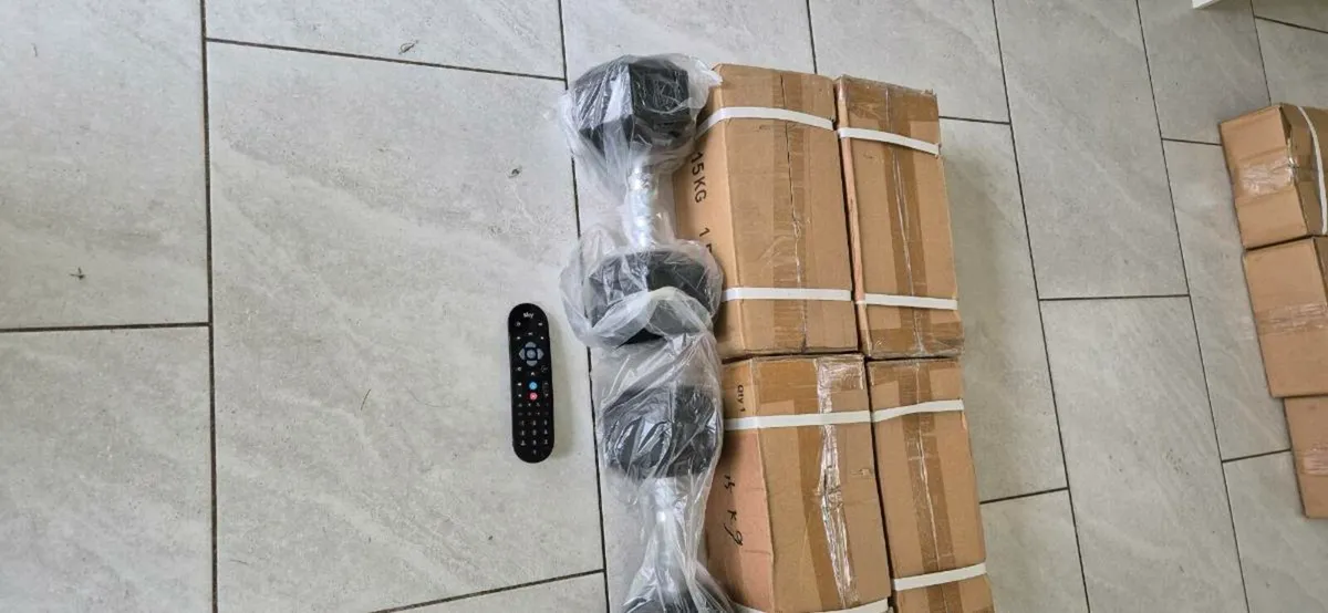 Brand new 2x12.5 kilo and 2x15 kilo hex dumbbells - Image 2