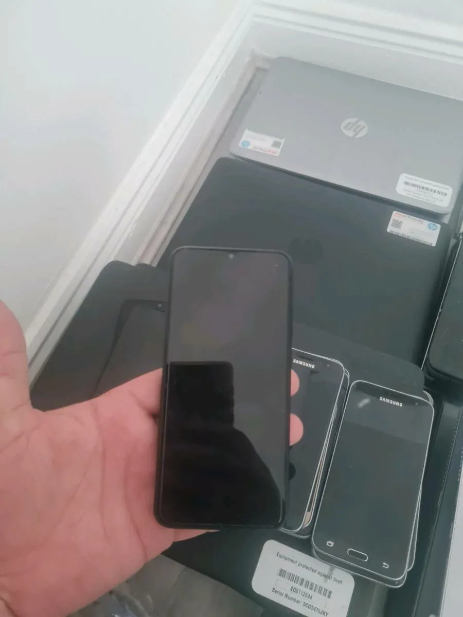 Laptops and phones - Image 1