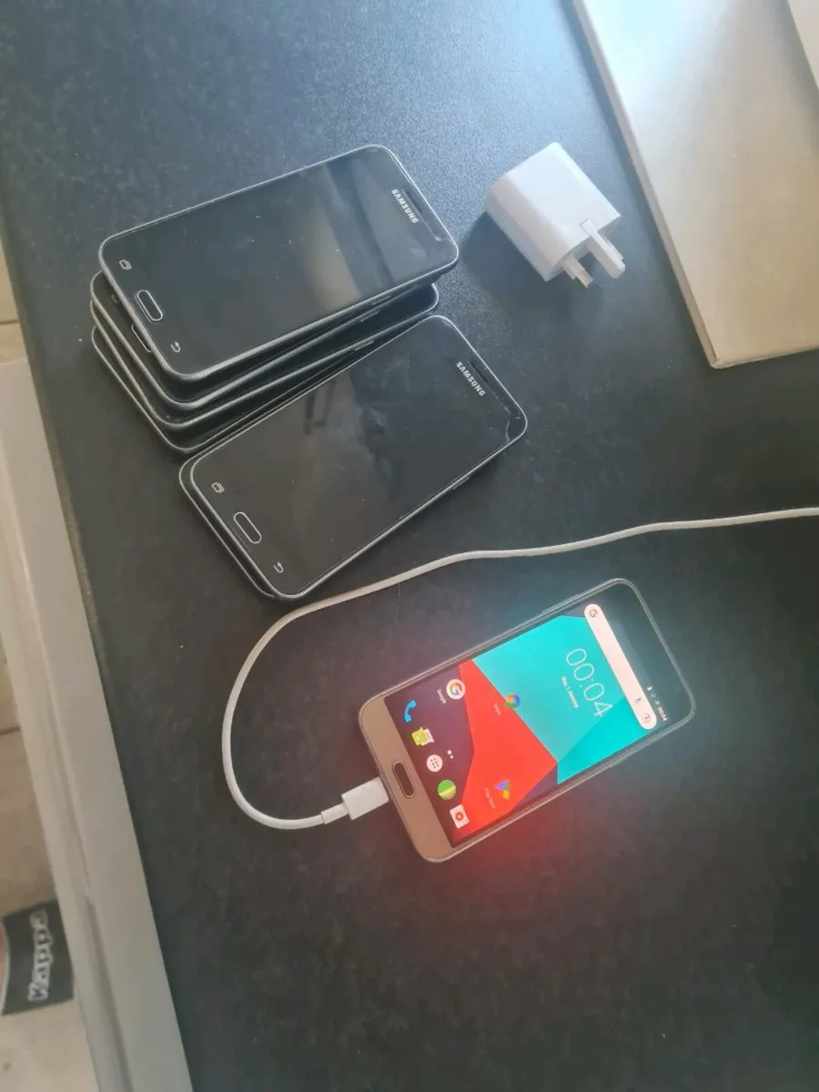 Laptops and phones - Image 4