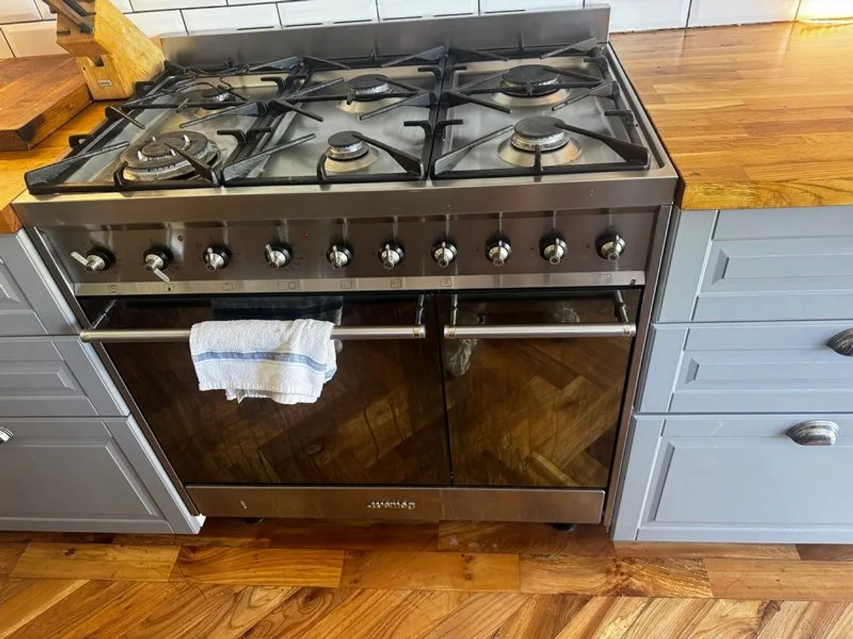 Cooker and extractor fan - Image 1