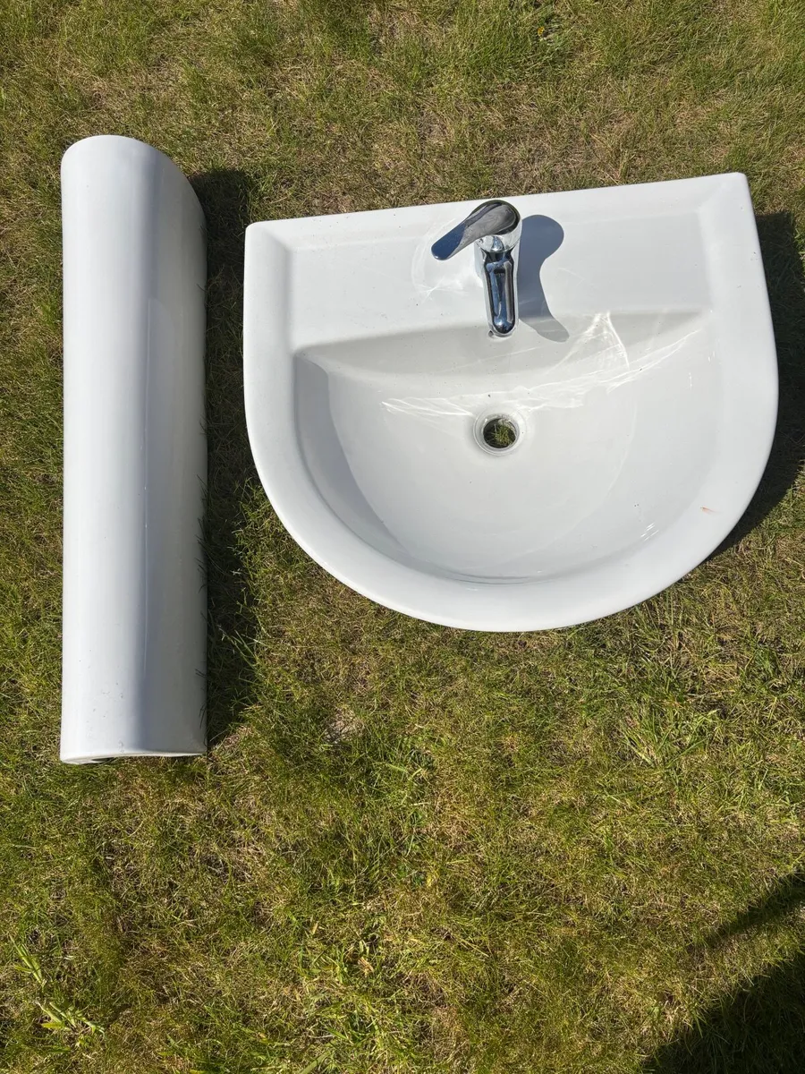 Bathroom sink & pedestal