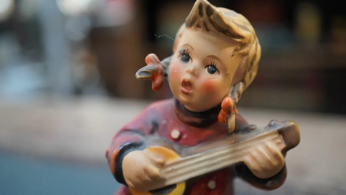 Goebel Hummel Figurine - Happiness - Image 4