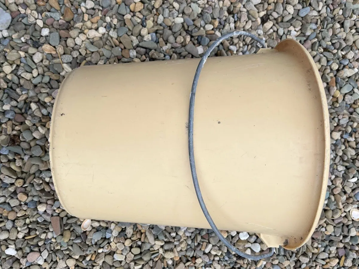 Bucket for sale for over 10 L - Image 1