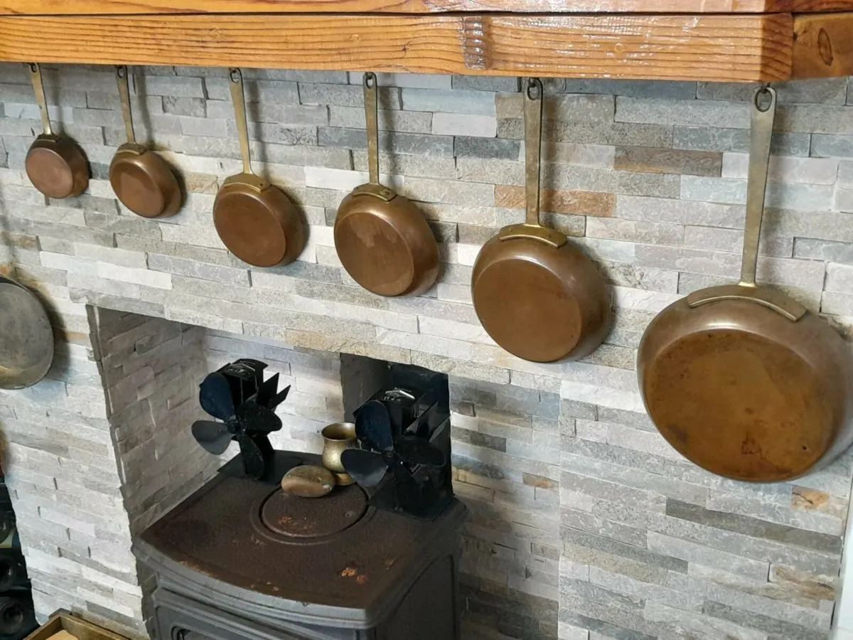 Set of copper pans - Image 1