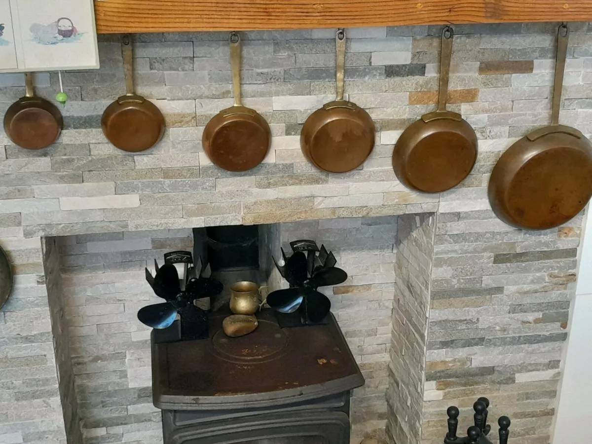 Set of copper pans - Image 2