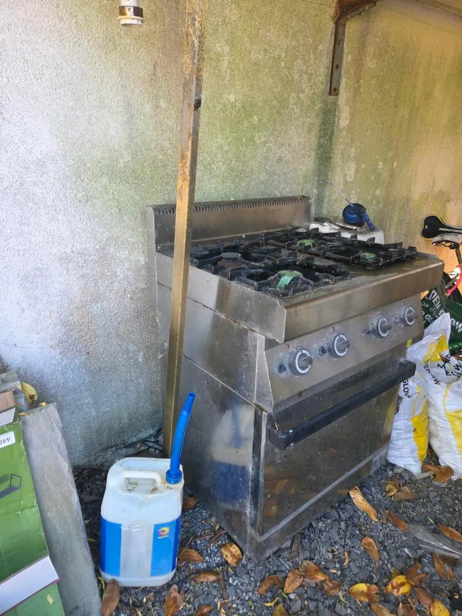 Gas cooker hob and oven combi - Image 1