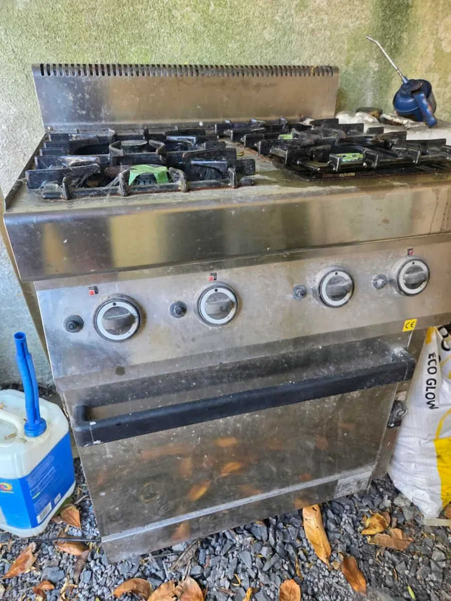 Gas cooker hob and oven combi - Image 2