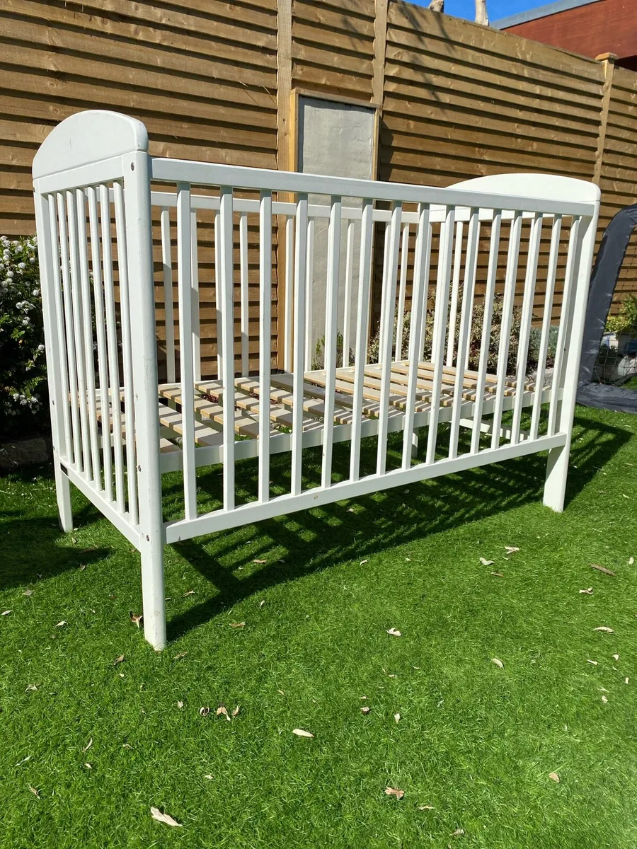 Cot - mamas and papas - Image 1