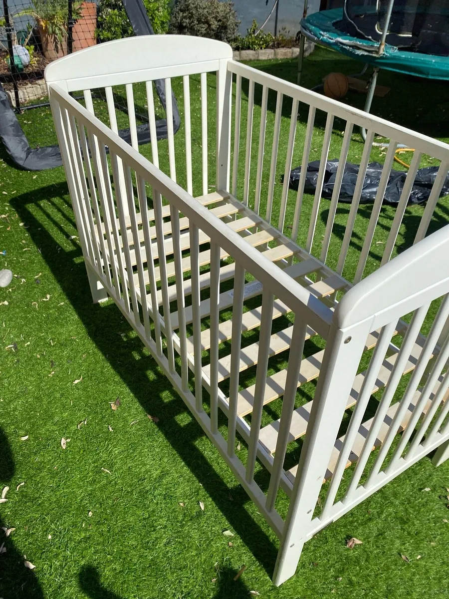 Cot - mamas and papas - Image 3