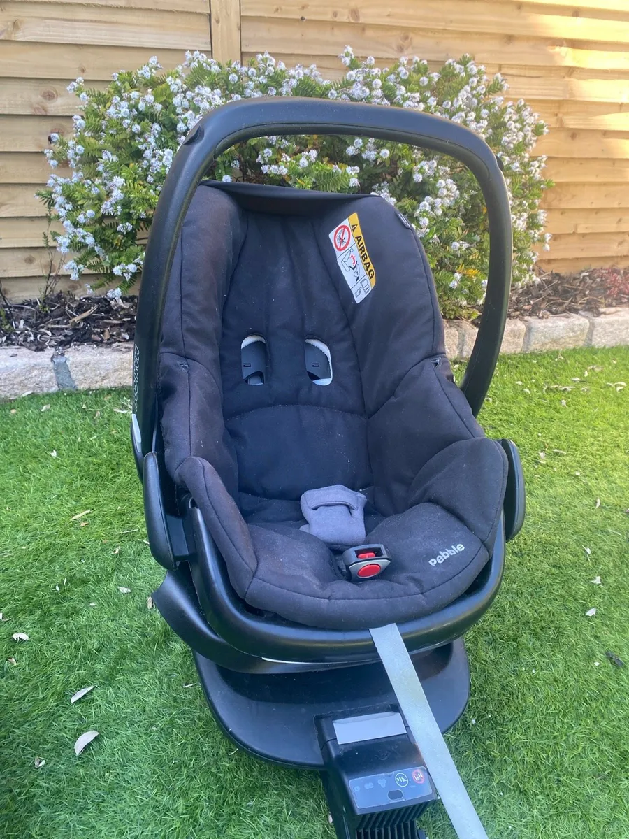Maxi cosi pebble baby carrier and iso fix base - Image 1