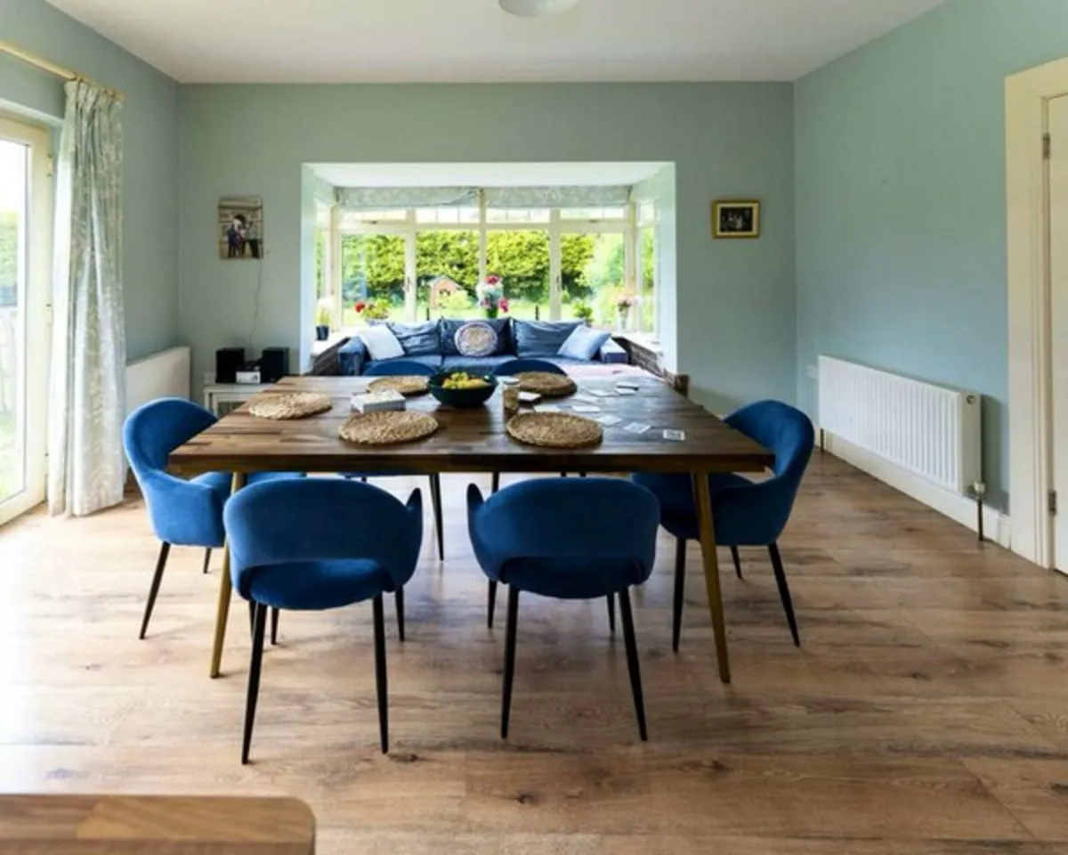 Kitchen table and chairs - Image 1