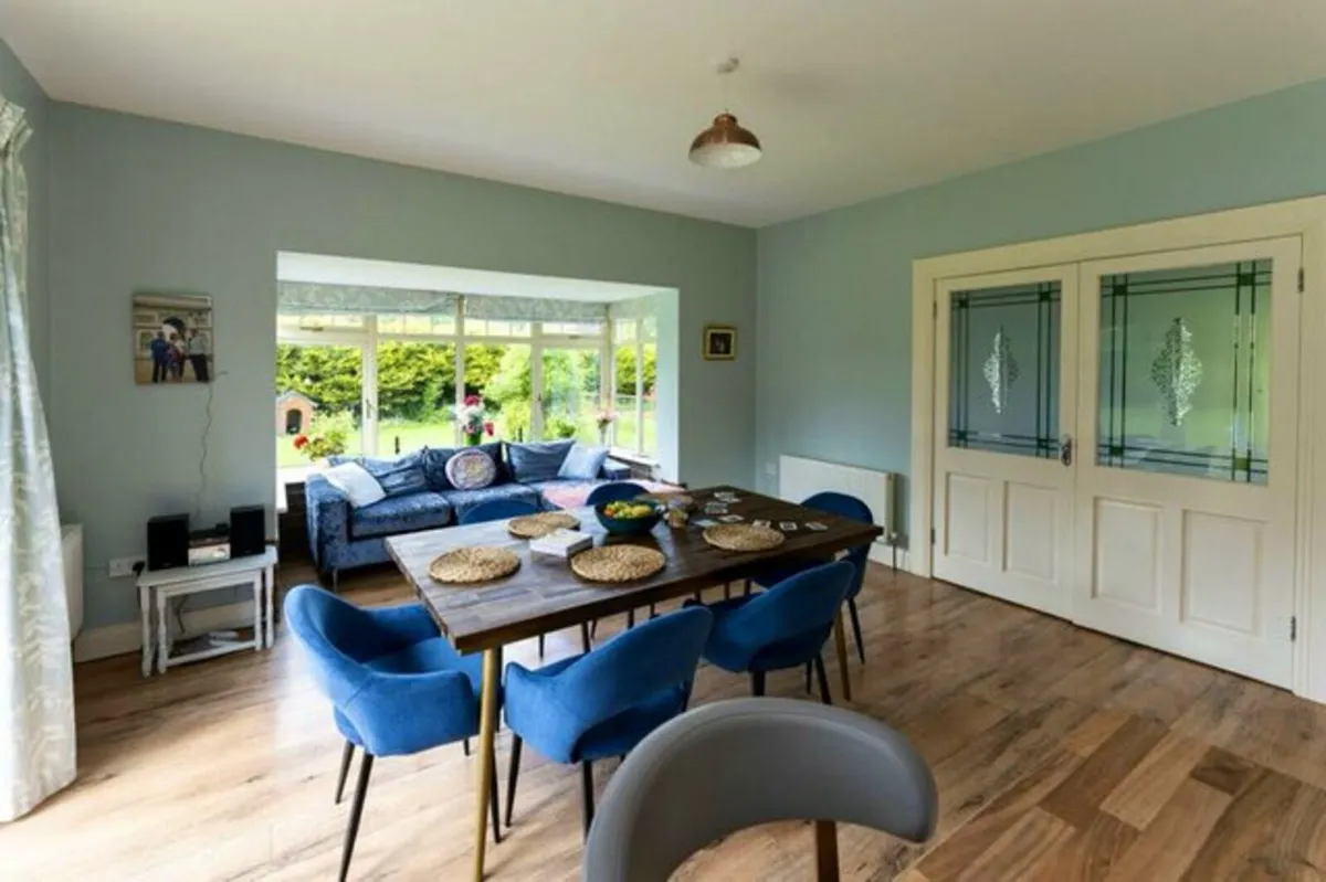 Kitchen table and chairs - Image 2