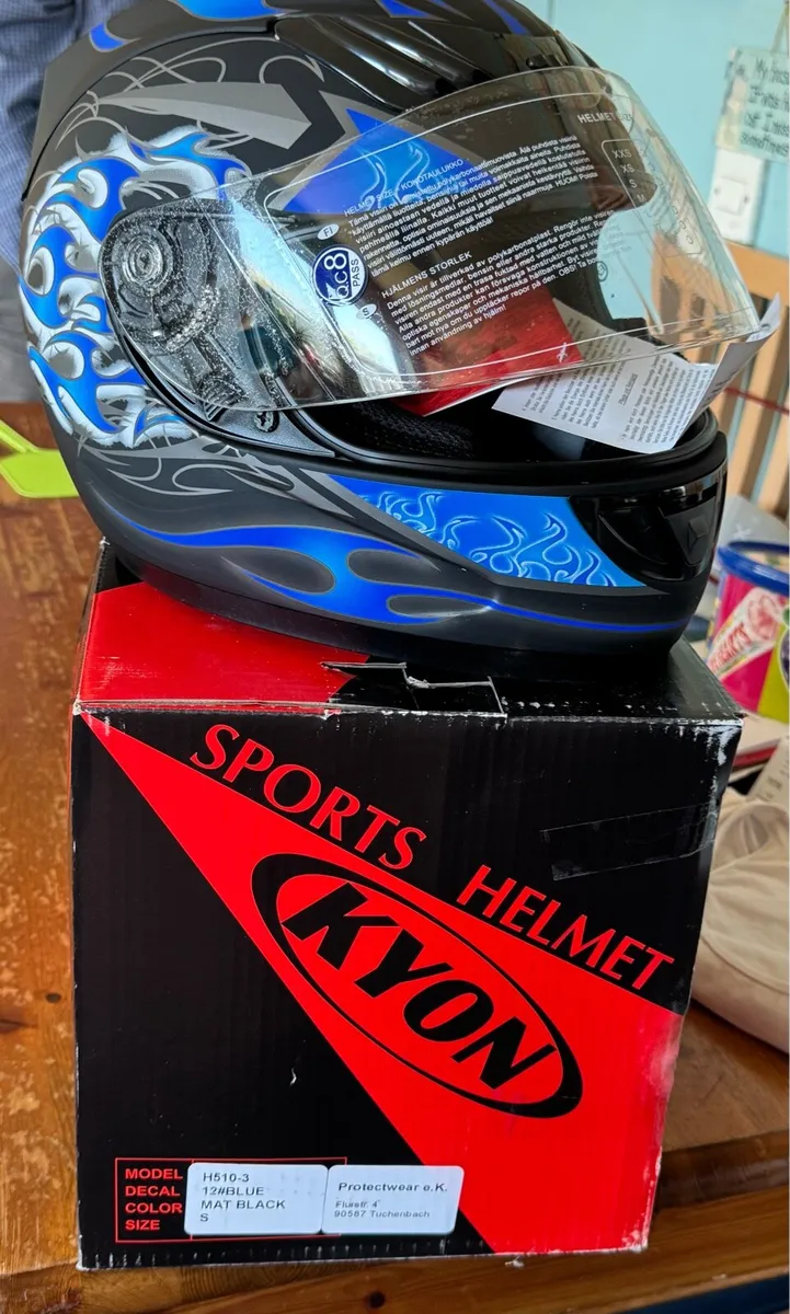 Motorcycle helmet - Image 1