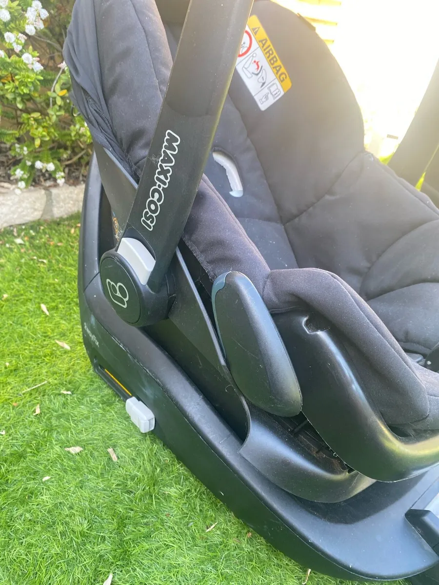 Maxi cosi pebble baby carrier and iso fix base - Image 2