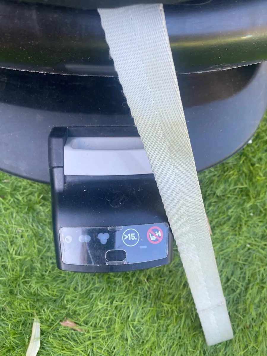 Maxi cosi pebble baby carrier and iso fix base - Image 3
