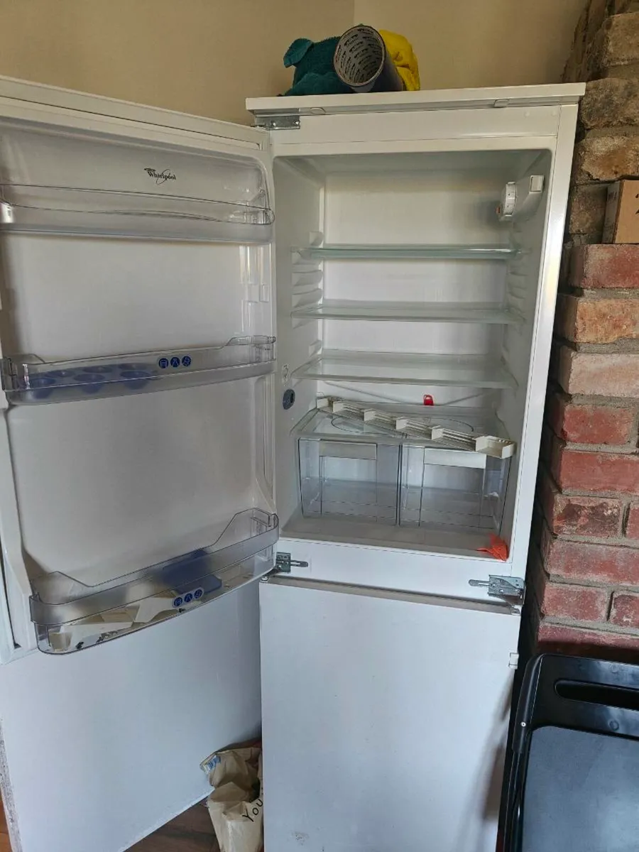 Whirlpool 50/50 fridge freezer - Image 3