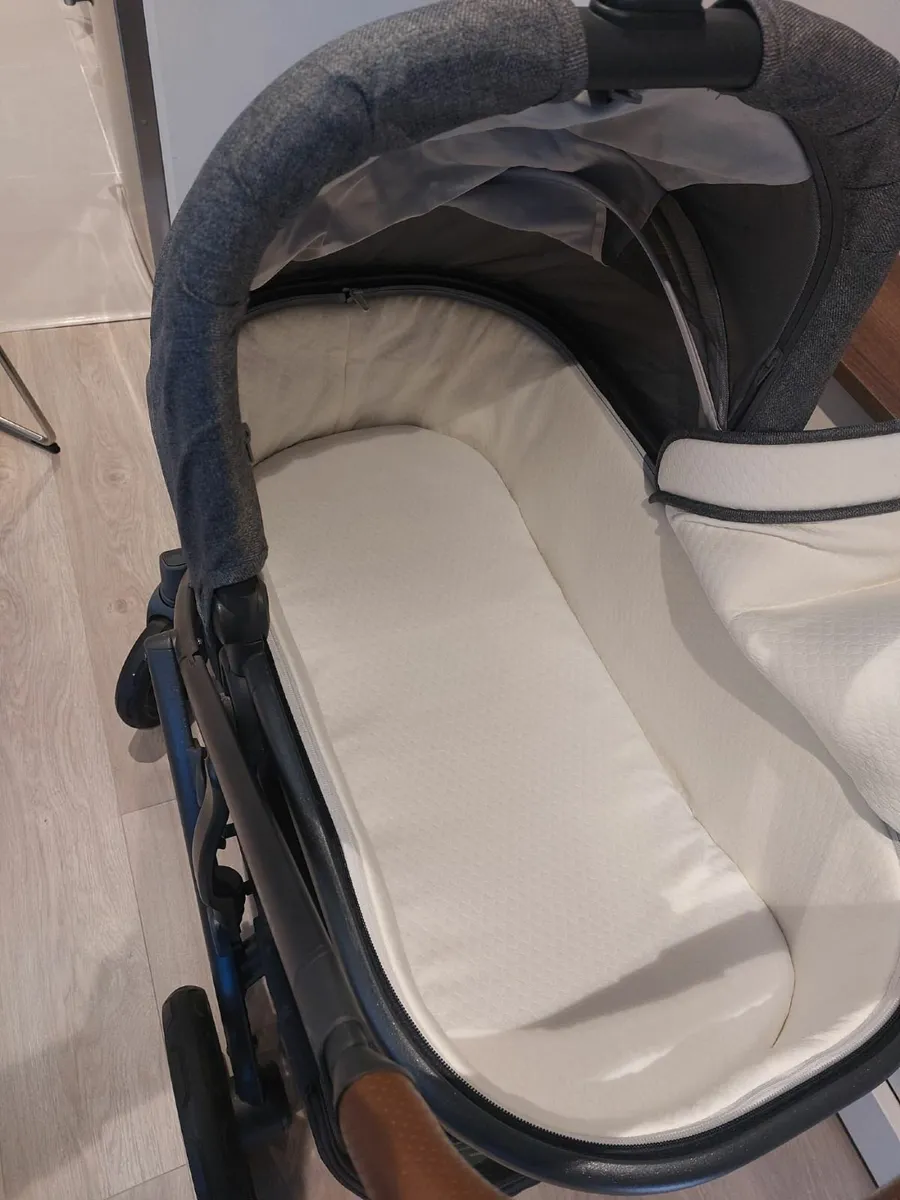 Uppababy vista V2 car seat, Isofix included - Image 3