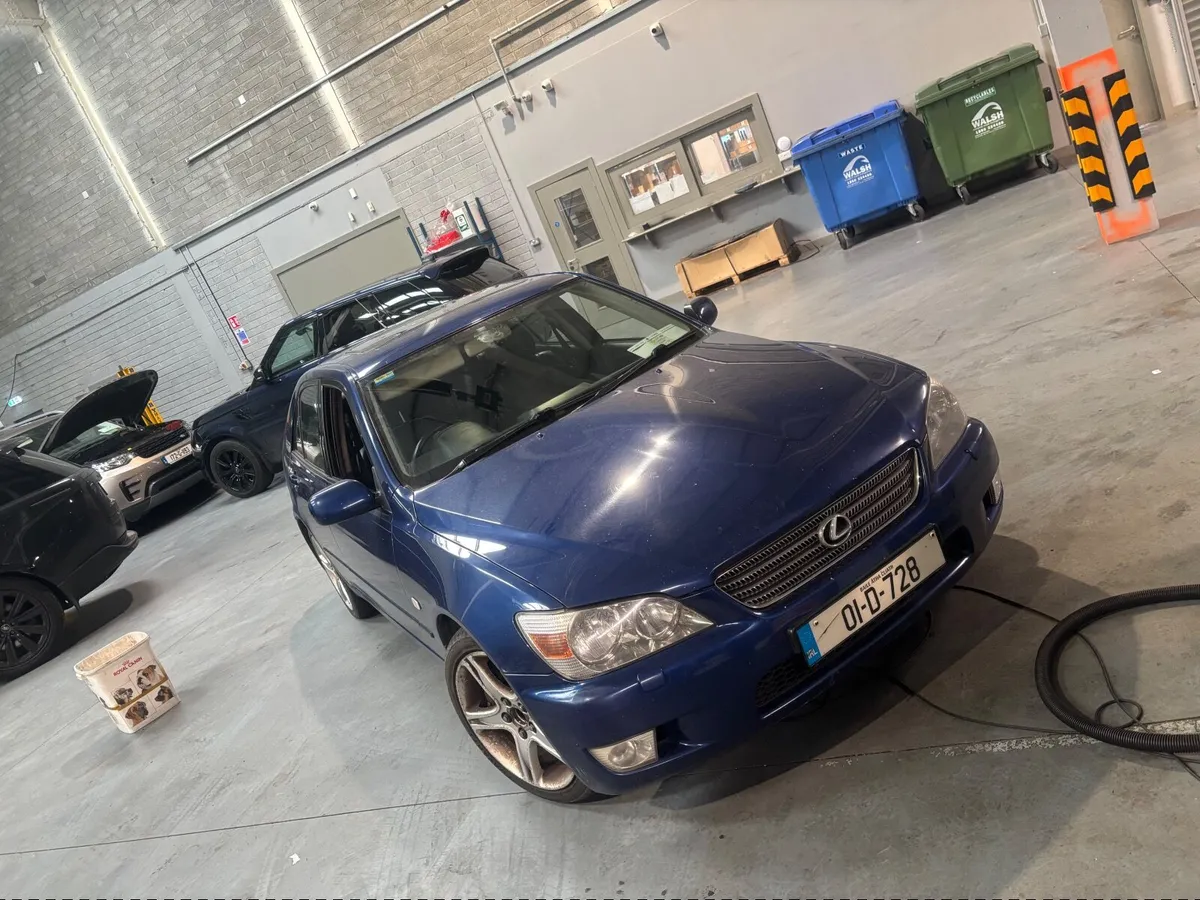 Lexus IS 2001 - Image 1