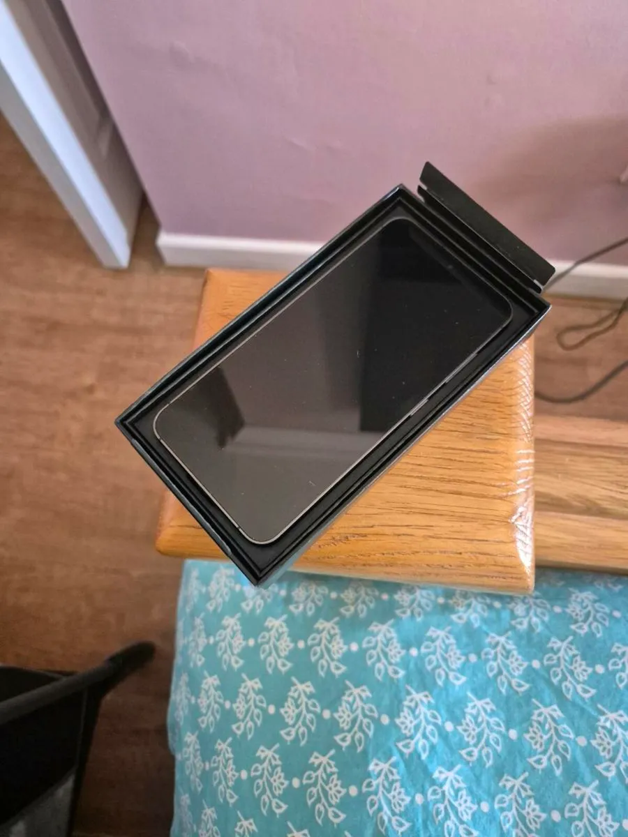Samsung S24 - Image 2