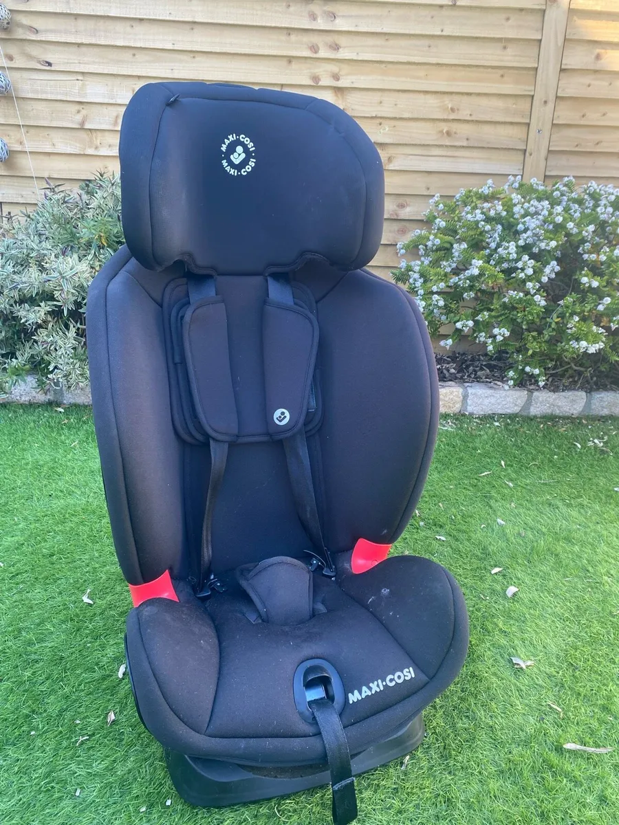 Maxi cosi titan car seat and iso fix base - Image 1