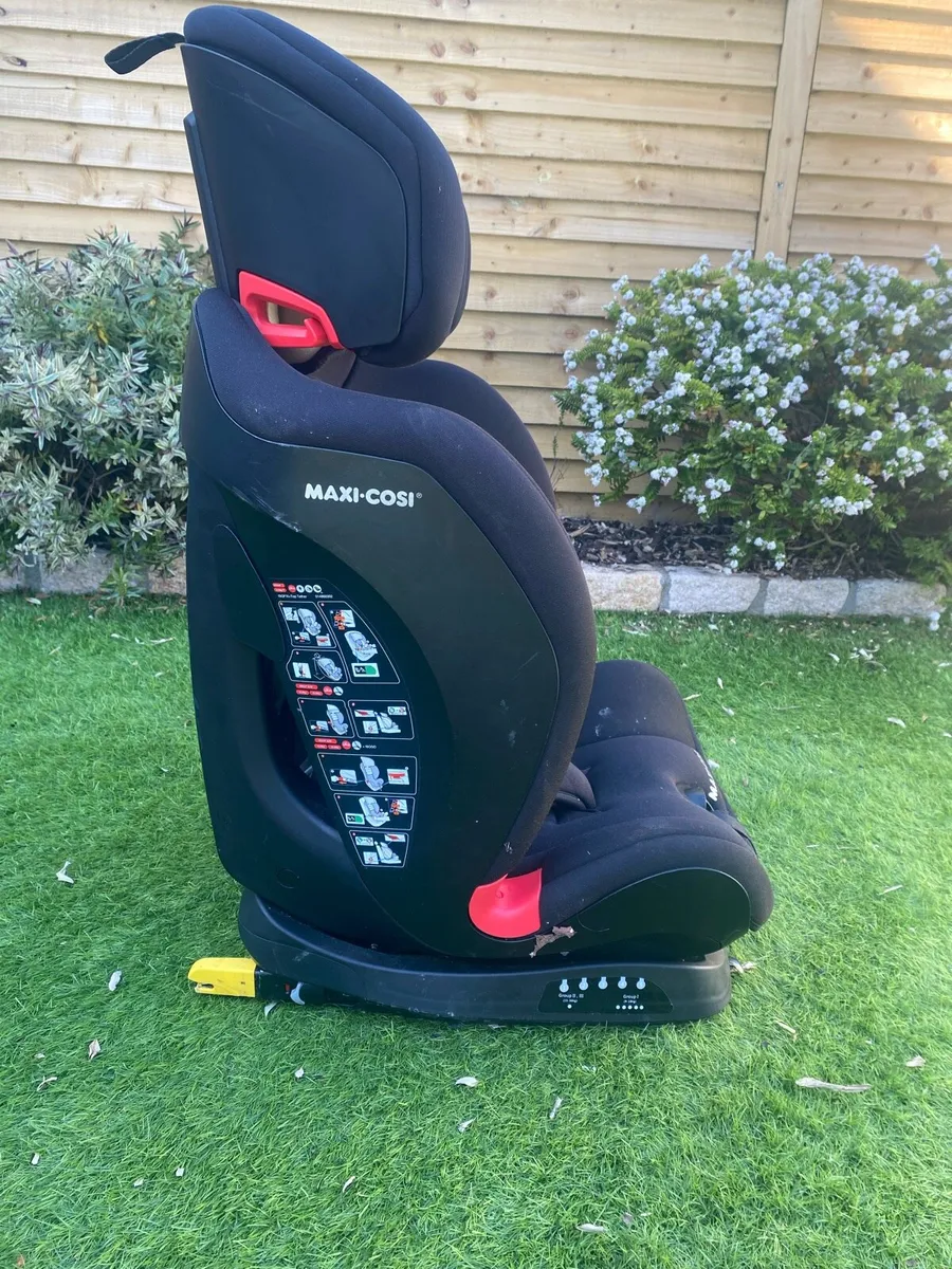 Maxi cosi titan car seat and iso fix base - Image 2