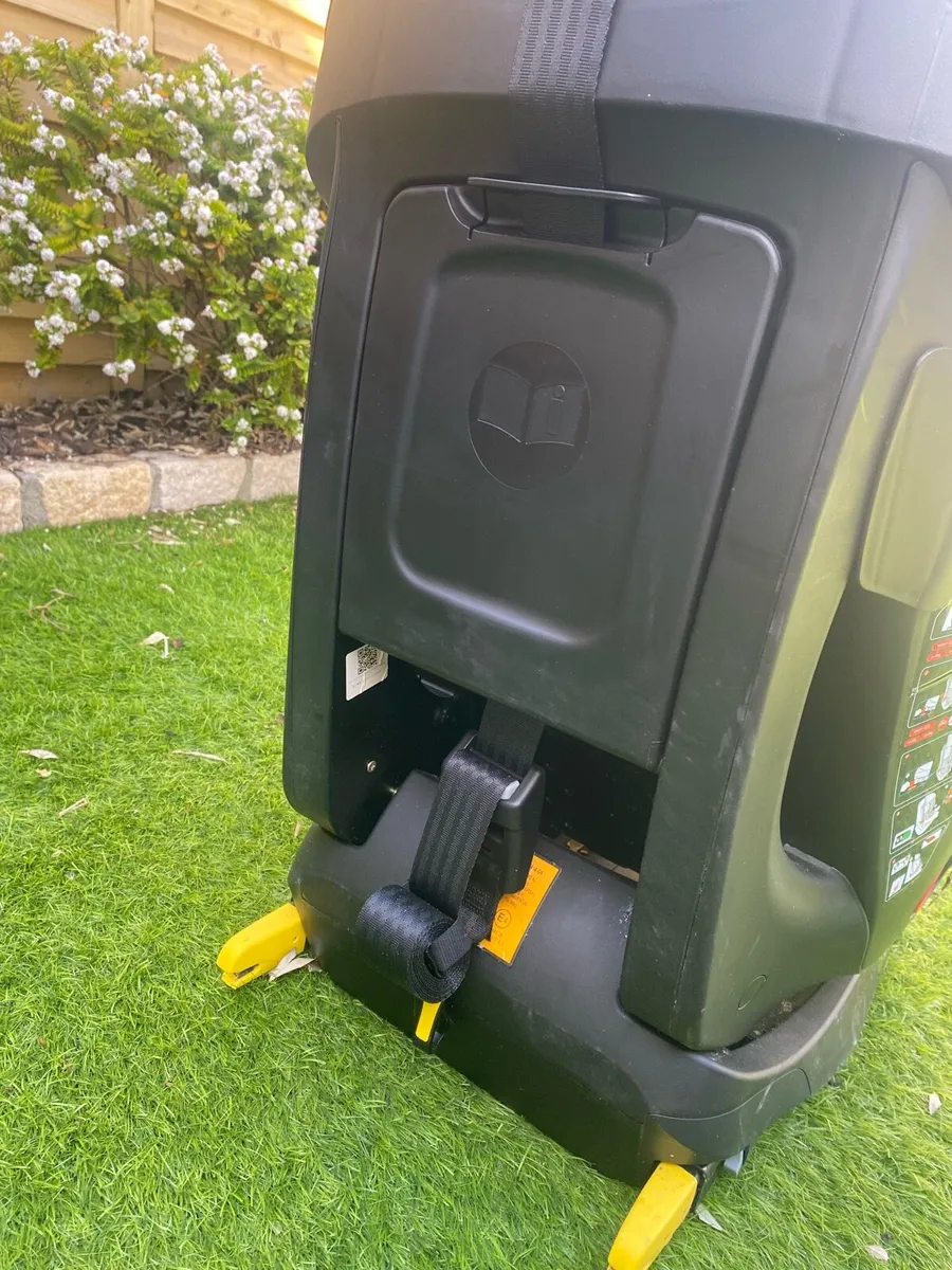 Maxi cosi titan car seat and iso fix base - Image 3